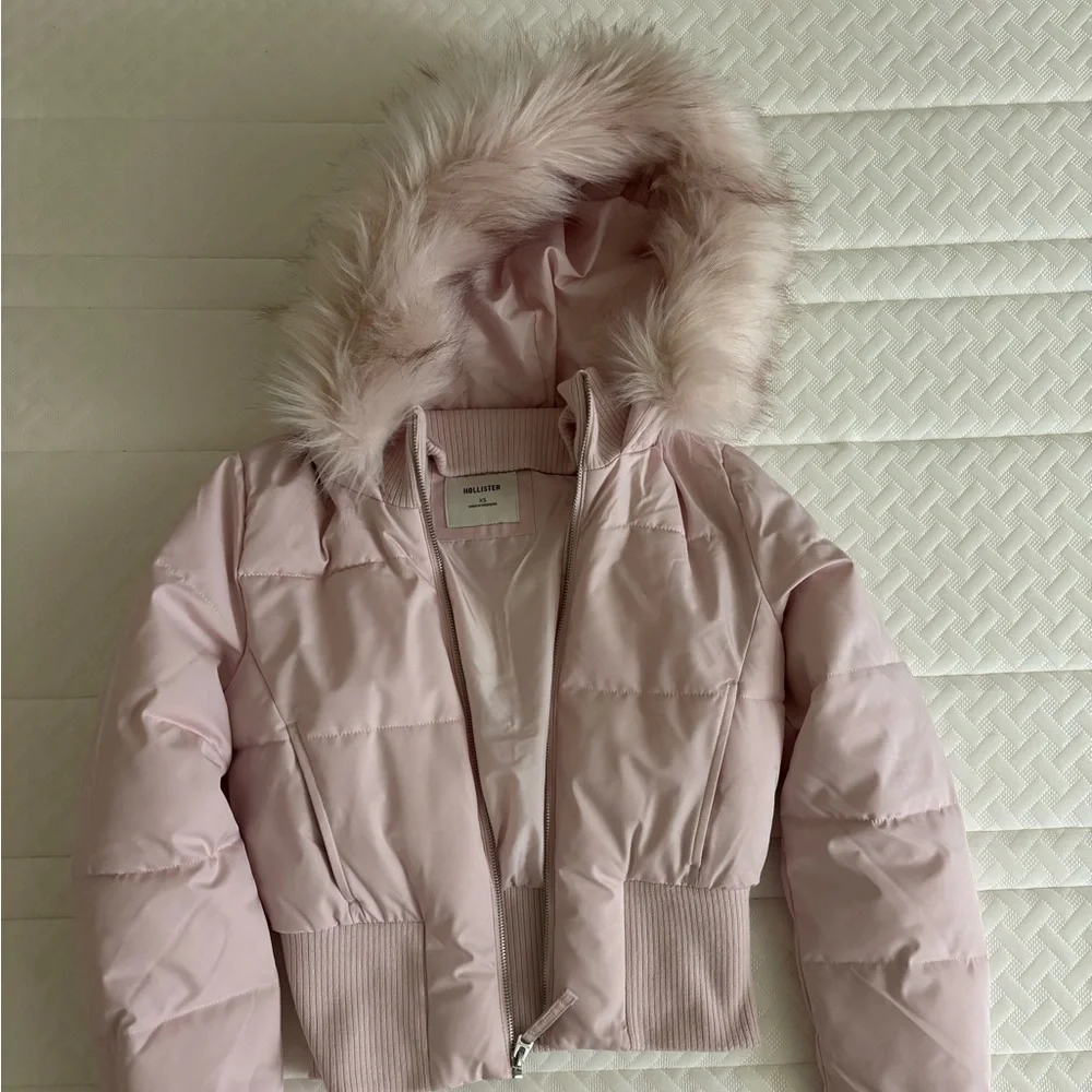 Hollister Light Pink Puffer Jacket with Faux Fur Trim - Picture 2 of 5